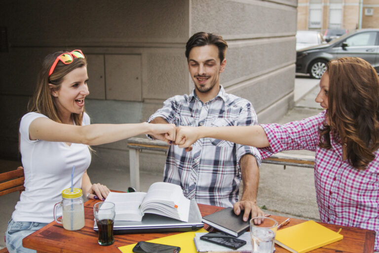 szamvitel_gkz-young-people-stacking-hands